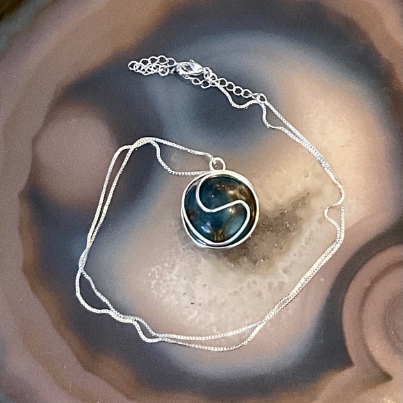 Agate necklace ting yang silver wire wrap blue agate pendant handmade unisex - Picture 4 of 9